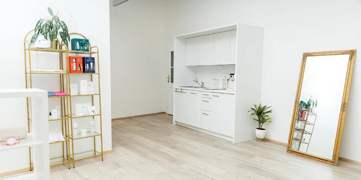 Omlazující balíček místo hloubkového čištění zahrnuje speciální ošetření platinovou maskou.