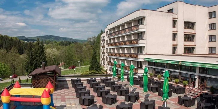 Vydovádí ve také ve skákacím hradě...