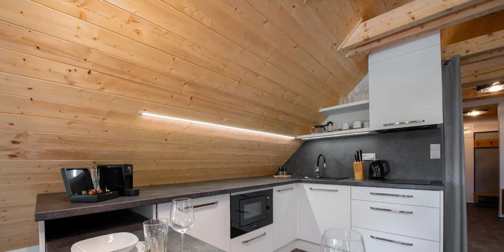Oba typy apartmánů mají vybavenou kuchyni (romantický podkrovní apartmán).
