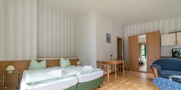 V kuchyňce nechybí myčka, mikrovlnka, rychlovarná konvice ani kávovar.