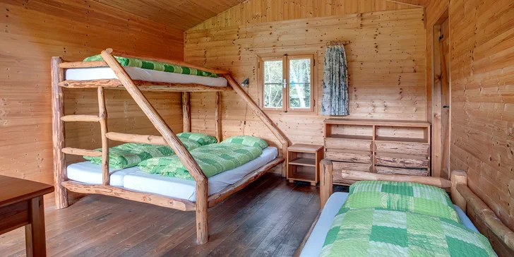 Až 14 nocí strávite v jednoducho zariadenej chatke.