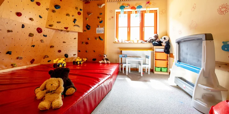 V hotelu najdete dětský koutek s lezeckou stěnou. 