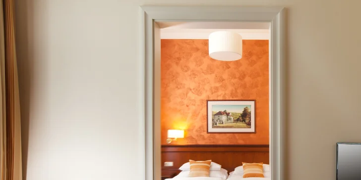 Junior Suite ho pak má díky rozdělení na obývací místnost a ložnici ještě o něco víc.