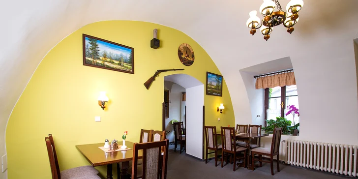 Široký sortiment jídel je zaměřen na zvěřinové speciality ze zvěřiny místních honiteb a staročeské pochoutky z čerstvých ryb třeboňských rybníků. 