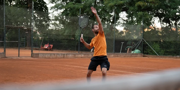 Tenhle chlapík se bílému sportu věnuje už od 5 let a má vám tedy co říct a ukázat. 