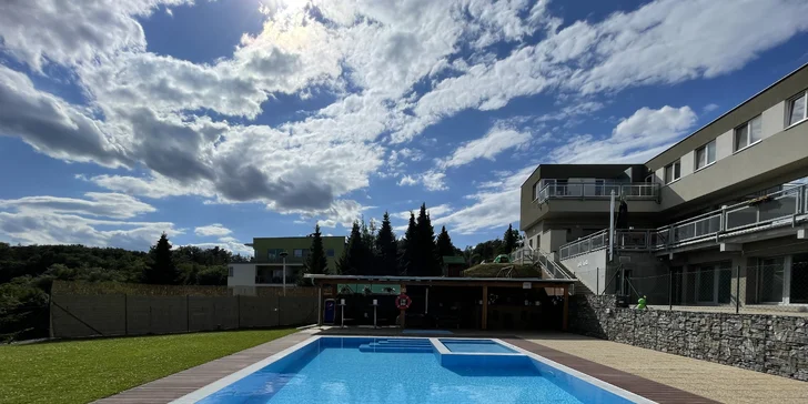 U bazénu vydržíte určitě celý den.