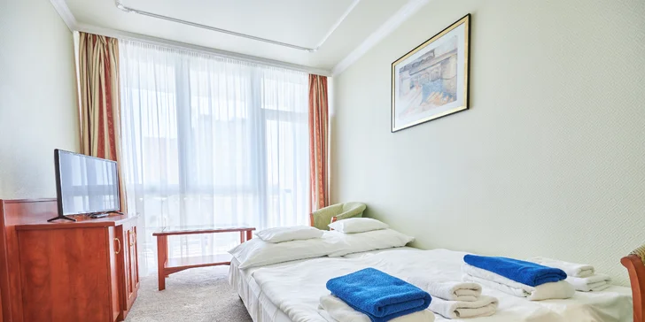 Všetky izby majú balkón, dvojizbové apartmány rovno dva.