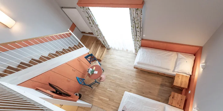 Pre páry je pripravená dvojlôžková izba (10 m²) s pohodlnou manželskou posteľou.