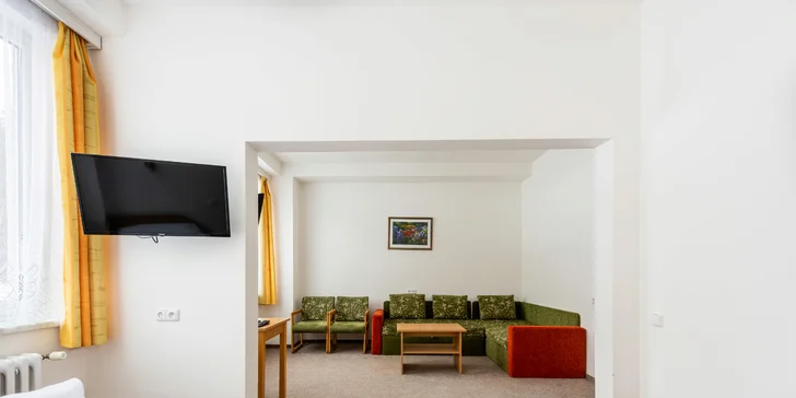 Súčasťou izby je televízor.