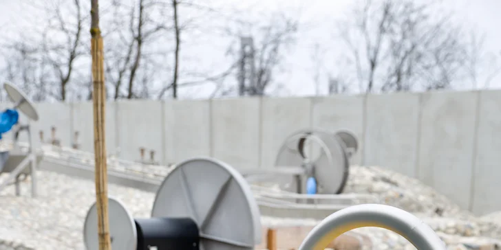 Venku nechybí ani trampolíny, super obří kolotoč, skluzavky a parádní tobogán.