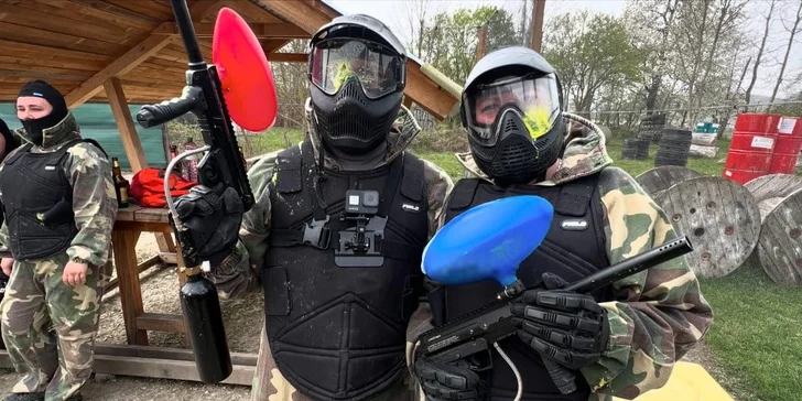 Veková hranica pre hráčov je 15 rokov.