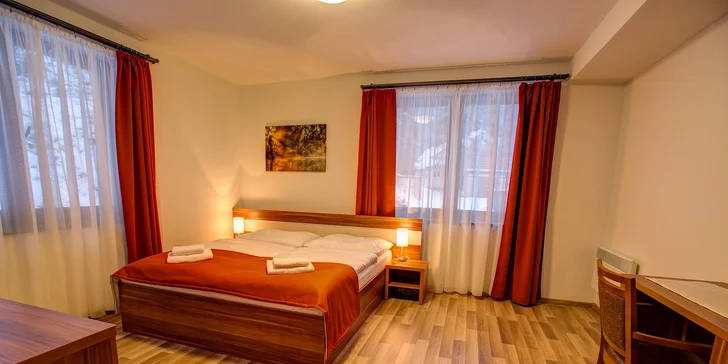Apartmány sú zariadené v mo­dernom štýle a sú vhodné pre celé partie, rodiny i dvojice, ktoré si chcú na vlastné srdce zažiť liptovskú romantiku.