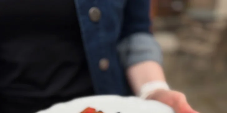 Tešte sa aj na sladký zákusok s kávou v kaviarni, ktorá je odporúčaná gastromapou Lukáša Hejlíka.