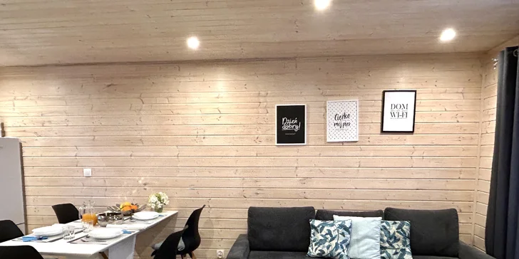 Zahrnují dvě manželské postele, jednolůžko a rozkládací pohovku.