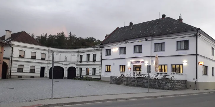 Příjemnou procházkou dojdete k místnímu krásnému zámku. 