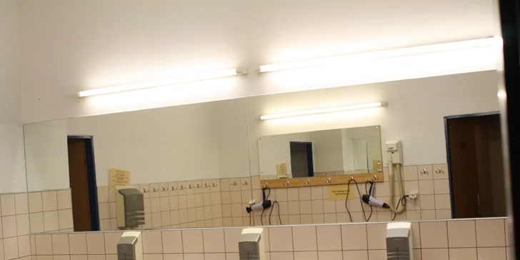 V šatnách nechybí velká zrcadla a vysoušeče vlasů.