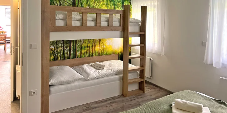 K vybavení patří jedna manželská postel, dvoupatrová palanda a rozkládací gauč. 