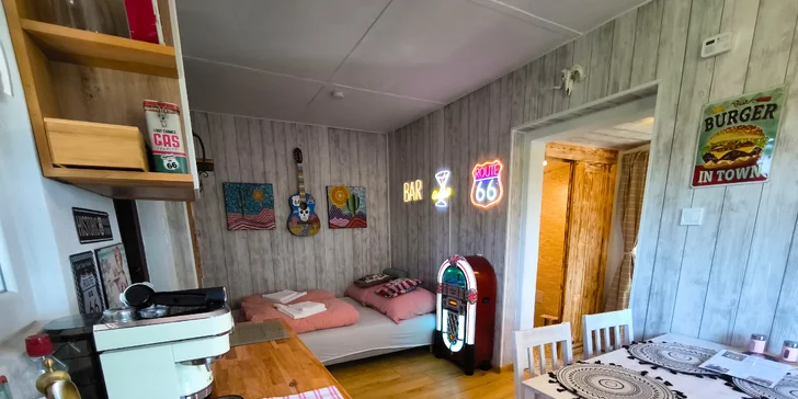 Uvnitř najdete samostatnou ložnici s manželskou postelí, obývací pokoj s kuchyní, posezením a rozkládacím gaučem (možnost dvou přistýlek), samozřejmostí je koupelna se sprchou a toaletou. 