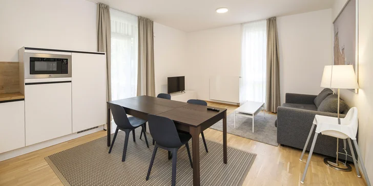 Každý apartmán je umístěn v bytovém domě, který plně respektuje architektonické prvky horské oblasti a zapadá tak do okolní krajiny.