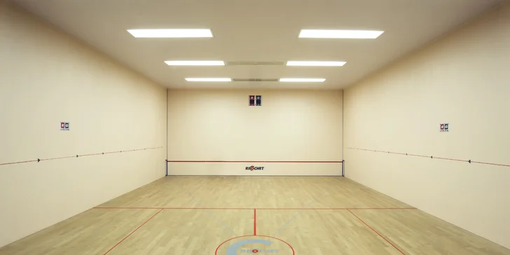 V centru je i kurt na ricochet, stoly na karambol, šipky a oblíbený stolní fotbálek. 
