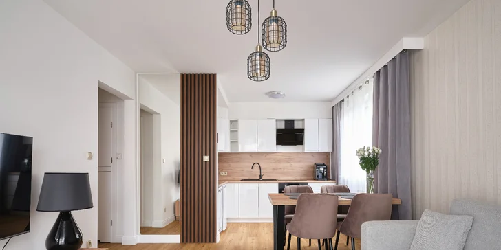Apartmány sú ladené do jemných farieb a svetlého dreva.