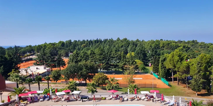 Okolo bazénov sú ležadlá a zdarma vám oproti zálohe požičajú uteráky.