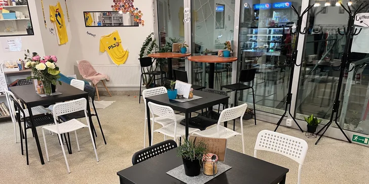 Objednejte si až dva velké burgery s americkými bramborami nebo cibulovými kroužky a BBQ dipem k tomu.