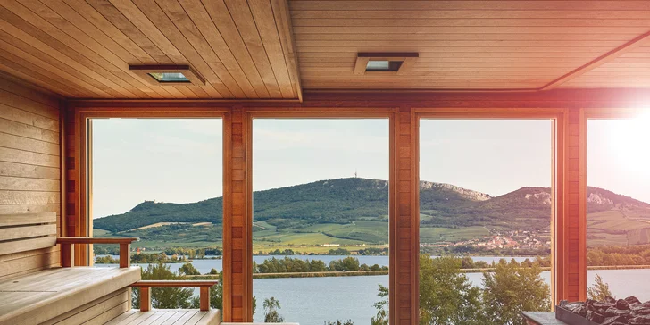 Ve Wellness Pálava je velká panoramatická sauna pro 100 osob i sněžná jeskyně a střešní vířivka. 