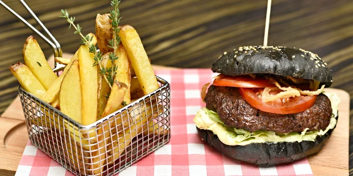 Ve stylové restauraci si budete pochutnávat na speciálním black burgeru.