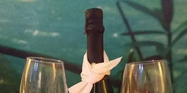 Na osvěžení pro vás bude připravený džbán s vodou a citronem a také nealkoholický sekt.