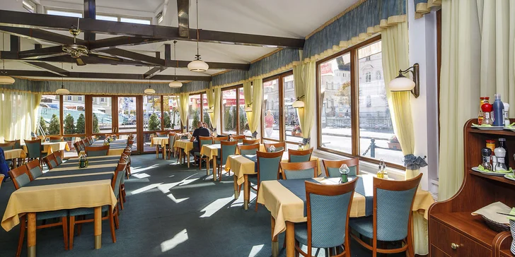 V ceně máte vždy polopenzi – veškeré jídlo si vždy naberete z bohatého bufetu v hotelové restauraci. 