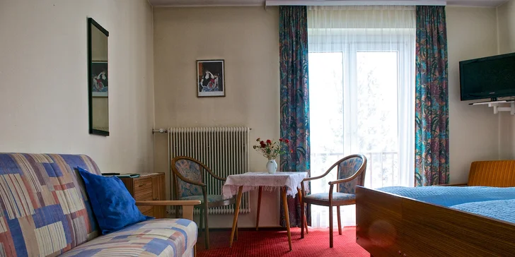 K pokoji patří balkon. 