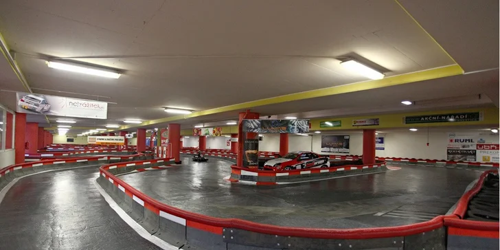 Nasedněte do nadupané motokáry a podmaňte si dráhu KartAreny.