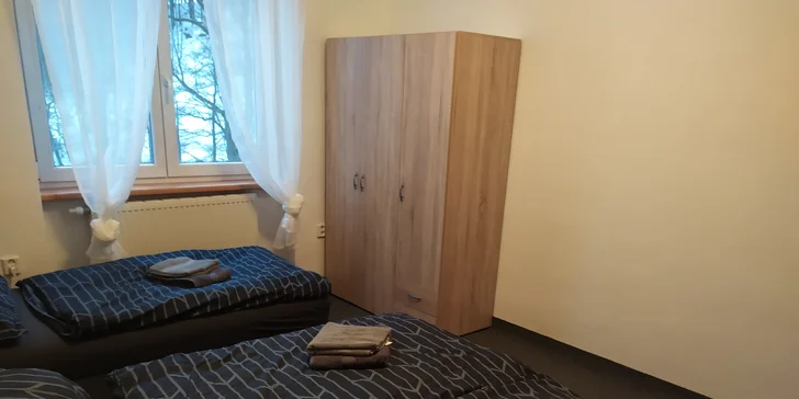 První ložnice nabízí manželské lůžko a samostatnou postel.