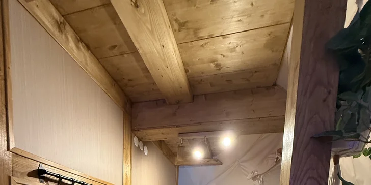 Od jara do podzimu se v blízkosti nachází malá farma, takže se můžete jít rozněžnit nad zvířátky a třeba se i zapojit do krmení. 