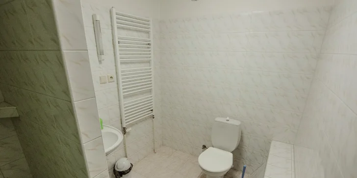 Některé pokoje mají vlastní sociální zařízení přímo na pokoji, jiné jej mají přes chodbu.