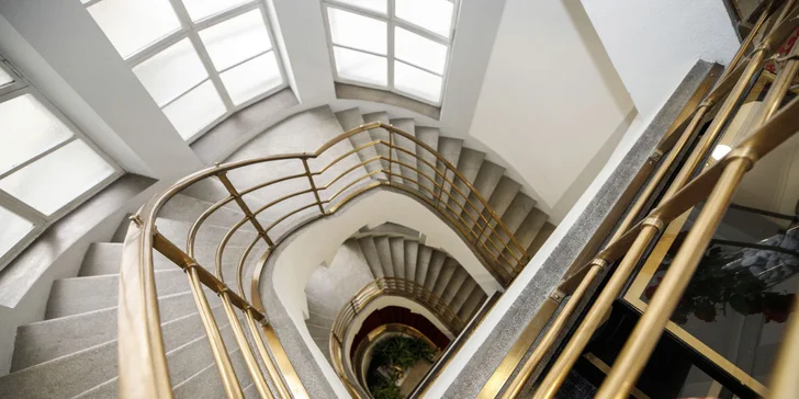 Hotel sídli v impozantnej funkcionalistickej budove z roku 1927.