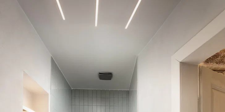 Nechybí ani koupelna se sprchou.