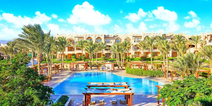 Resort se pyšní velkým venkovním bazénem se sladkou vodou, kde jsou lehátka, slunečníky i osušky v ceně. 