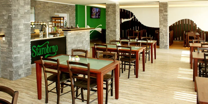V restauraci Slatinka vám naservírují pizzu, burger i salát. 