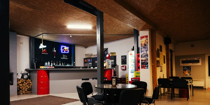 Dajte si niečo dobré a kochajte sa výhľadom priamo na trať