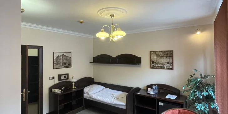 Nechýba kúpeľňa so sprchou alebo vaňou a toaletou, pri chvíľkach oddychu zase poslúži televízia a pripojenie na Wi‑Fi.