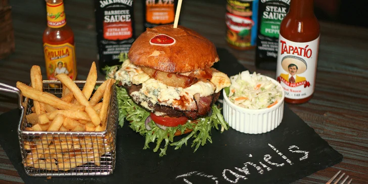 Ke každému burgeru dostanete i hranolky a salát Coleslaw.