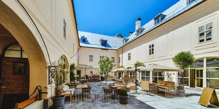 Honosné historické apartmány v centre malebnej Banskej Štiavnice: reštaurované fresky aj dizajnový nábytok