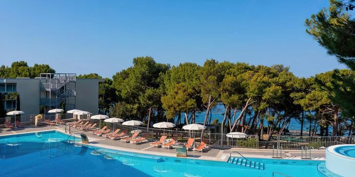 Součástí hotelu je velký plavecký bazén s vířivkou, nechybí ani zóna s tobogány.