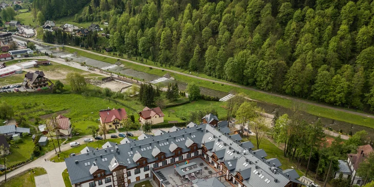 Rezort ponúka ubytovanie v 110 izbách a apartmánoch v lone malebných Pienín. 