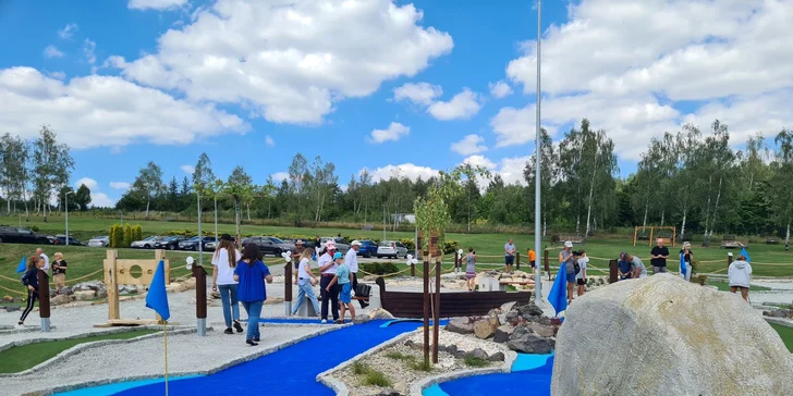 Máte rádi i aktivní zábavu? Za příplatek si tu užijete i minigolf, venkovní bazén, pump track nebo si zapůjčíte kola (klasická i elektro).