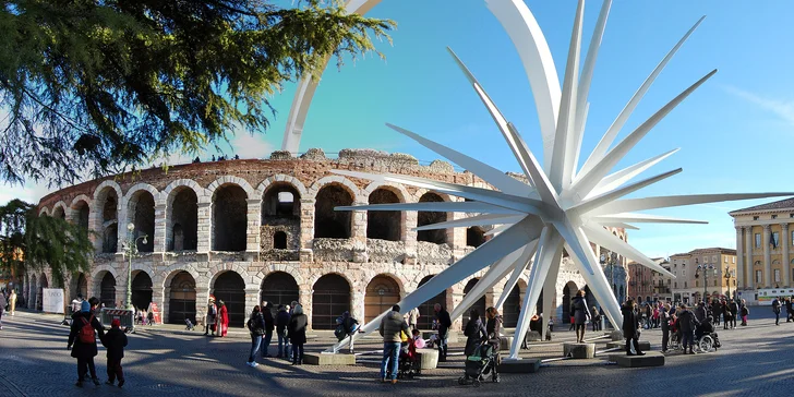 Můžete se těšit na rodný dům Shakespearovy Julie, románskou architekturu a amfiteátr Arena, který skoro stejně velký jako slavné římské Koloseum.