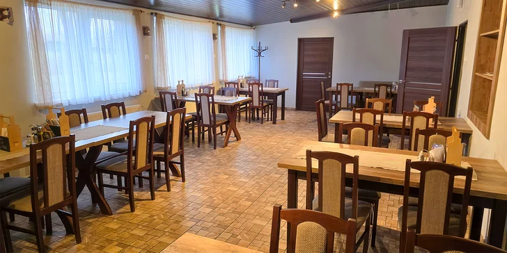 Milá obsluha vám na stůl dopraví prkno, na kterém si bude hovět celé vepřové koleno, které tu pečou 36 hod. 