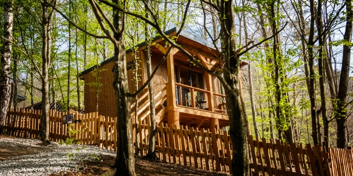 Unikátne chatky a drevenice obklopené stromami a zeleňou nájdete v srdci Muránskej planiny.